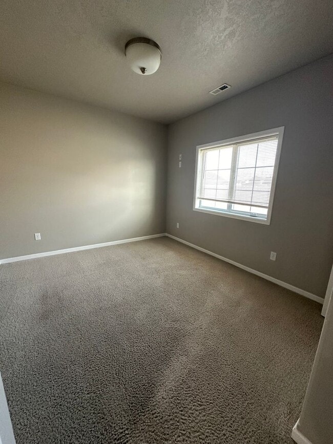 Building Photo - 3 Bedroom Townhouse!