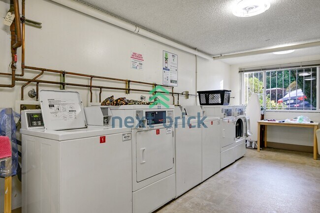 Building Photo - For Rent – 1 Bedroom | 1 Bathroom Lakeview Condo in Leschi Shores