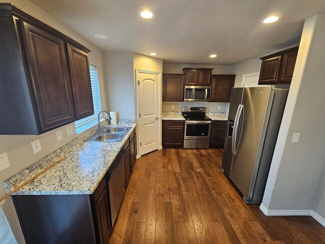 Building Photo - 3 Bed 3 bath house in Lorson Ranch!