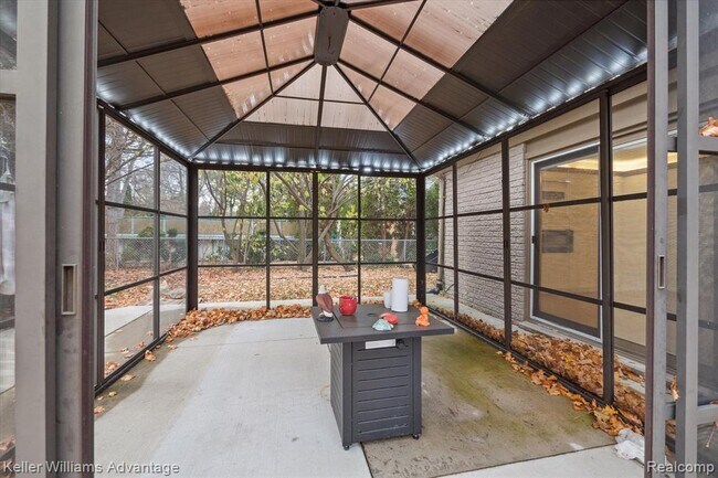 Building Photo - 19263 Sunset St