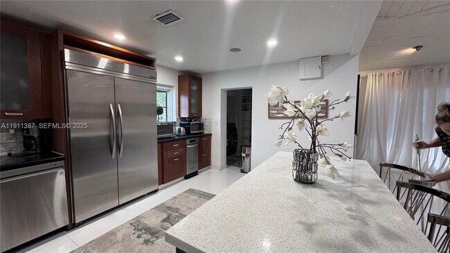 Building Photo - 1332 Van Buren St