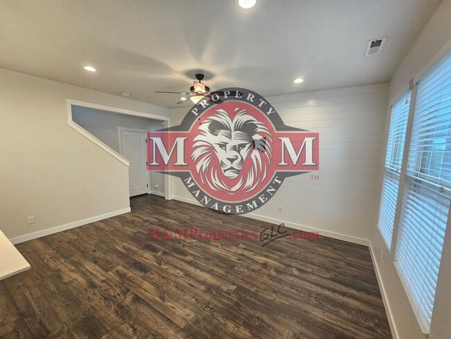 Building Photo - Great 3 Bd 2 Ba Townhome 2 Car Garage