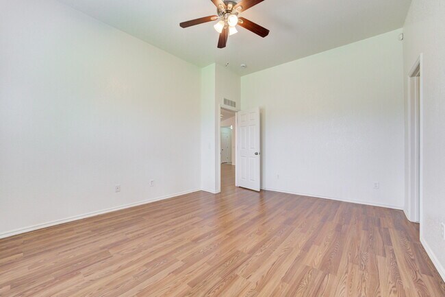 Building Photo - 2813 Edgemere Dr