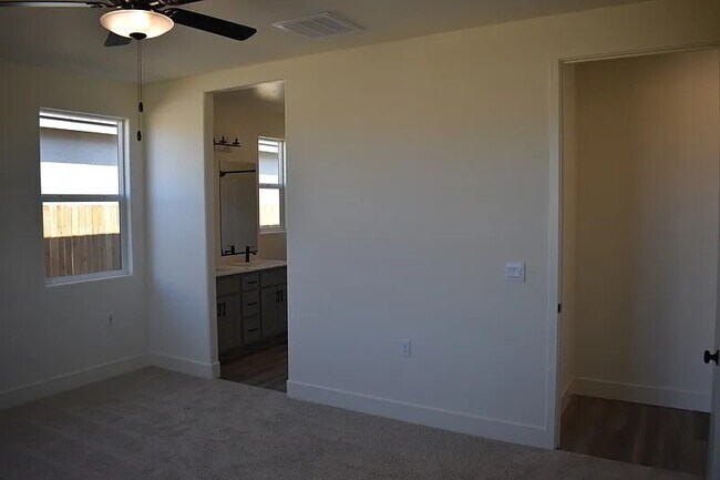 Building Photo - 712 Stephanie Dr