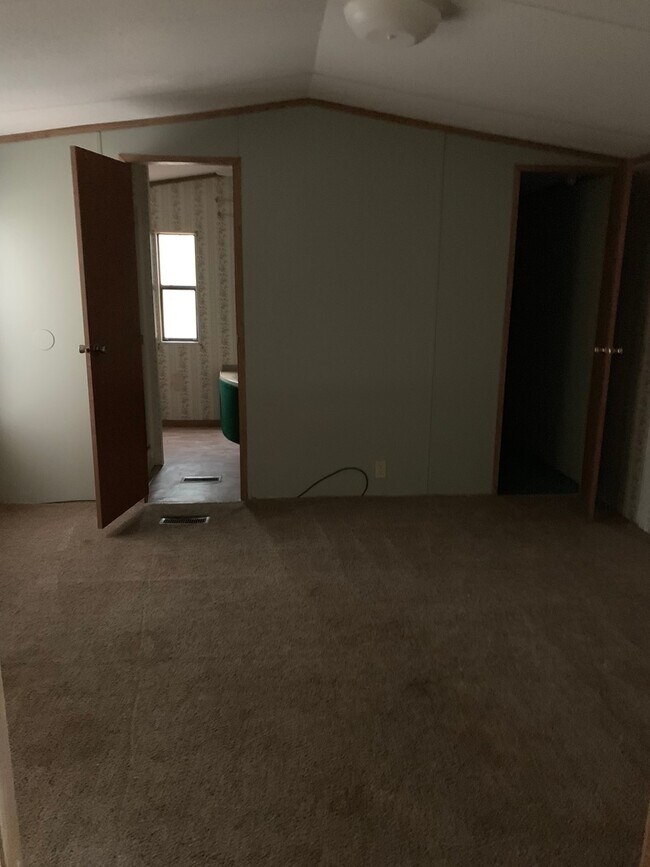 Building Photo - FOR RENT