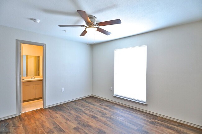 Building Photo - Newly Remodeled South Abilene Apartments!