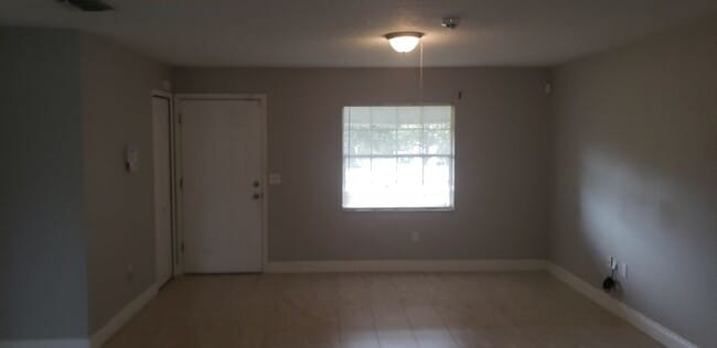 Building Photo - NICE, LARGE (SOLAR POWERED!)   4 BED / 2 B...