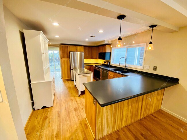 Building Photo - Charming 2 BR in downtown Bend - flexible ...