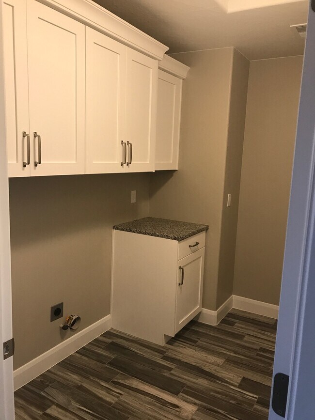 Building Photo - Very nice Townhouse in Santa Clara, with a POOL!!