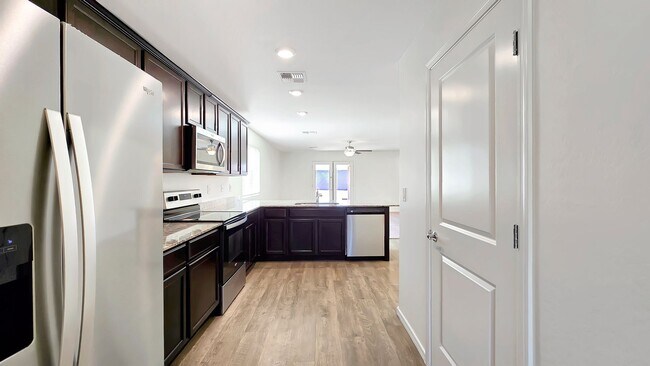 Building Photo - Gorgeous 4 year old home!