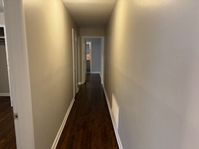 Building Photo - Newly Renovated Unit!