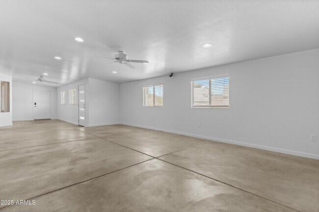 Building Photo - 2442 E Diamond Ave