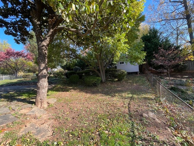 Building Photo - Cheerful 3 Bedroom 2 Bathroom With Office And Spacious Fenced Yard In Beautiful Pimmit Hills