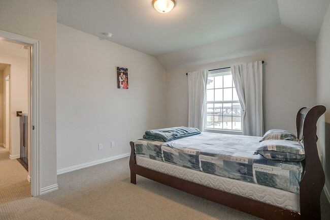 Building Photo - 550 Peppercress Ln