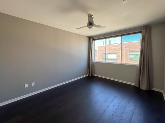 Building Photo - Luxury Townhome Centrally Located in Silver Lake! OPEN HOUSE JUNE 6TH, 2026 from 1:30 PM to 2:30 PM