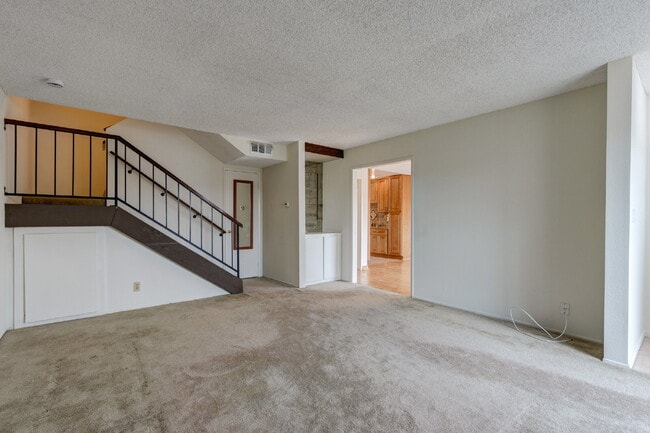 Building Photo - Resort-style amenities in a highly desirab...