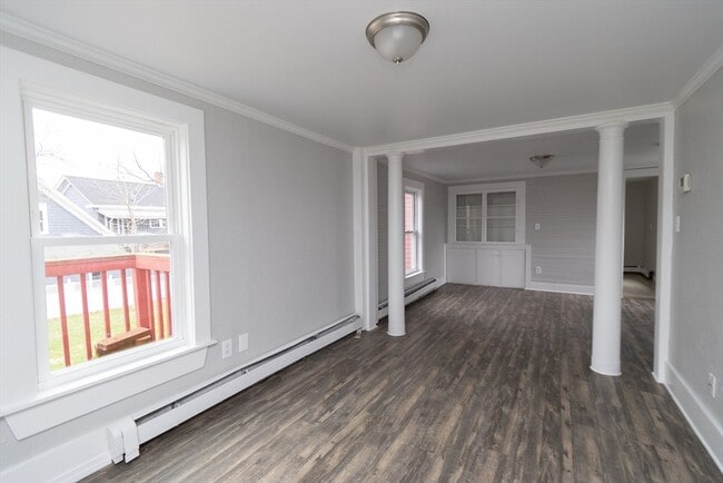 Building Photo - 7 Central St