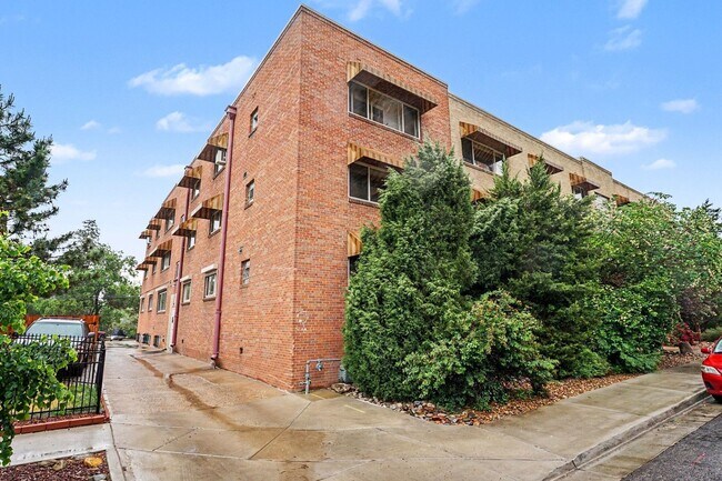 Building Photo - Bright Updated 2-Bed Condo with Vintage Charm Near Wash Park & Cherry Creek