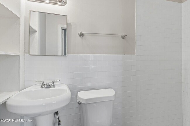 Building Photo - 2749 Vernon Terrace