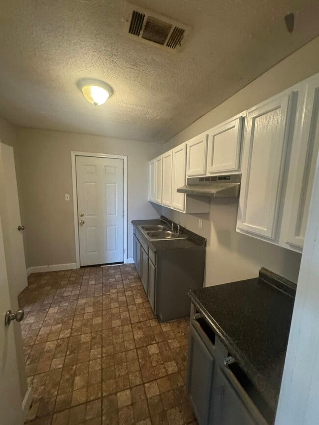 Building Photo - 2859 Kingsroad Ave