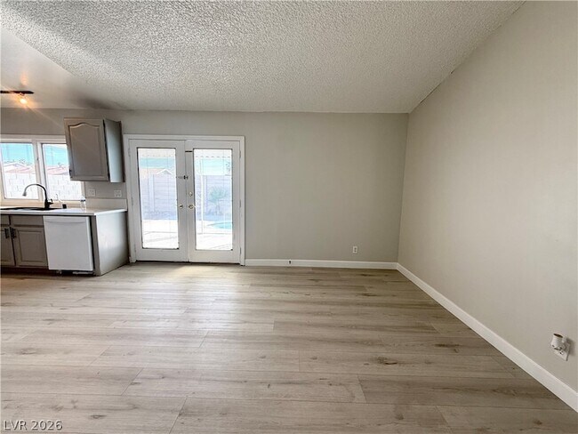 Building Photo - 325 Greenfield Ln