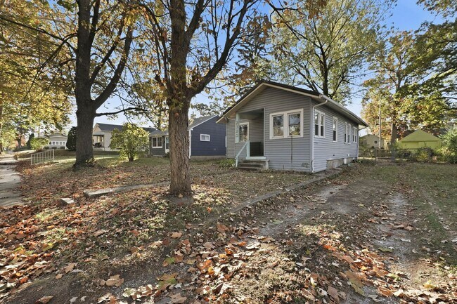 Building Photo - New 2 bedroom house listing!