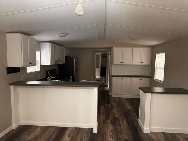Building Photo - MOVE IN READY!