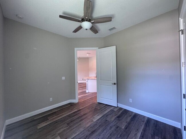Building Photo - 4 Bedroom in Tomoka View