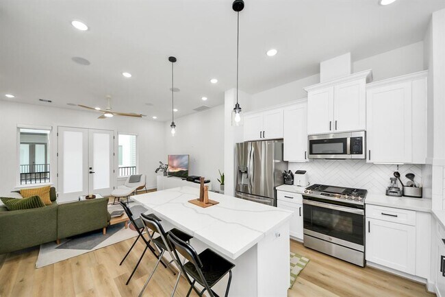 Building Photo - 3022 Live Oak St