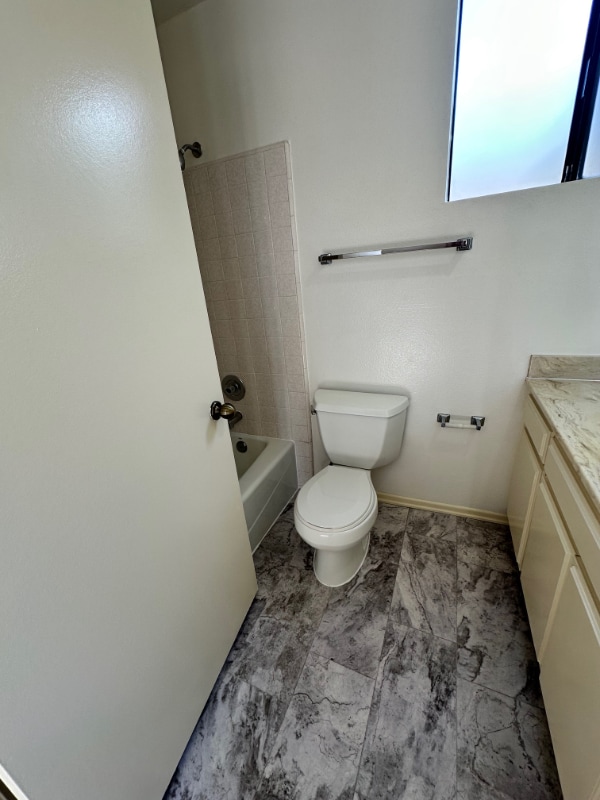 Building Photo - 121 S Swall Dr