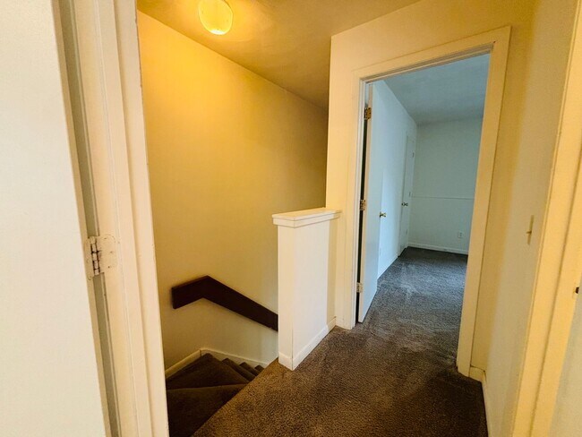 Building Photo - 503 Sunridge Dr