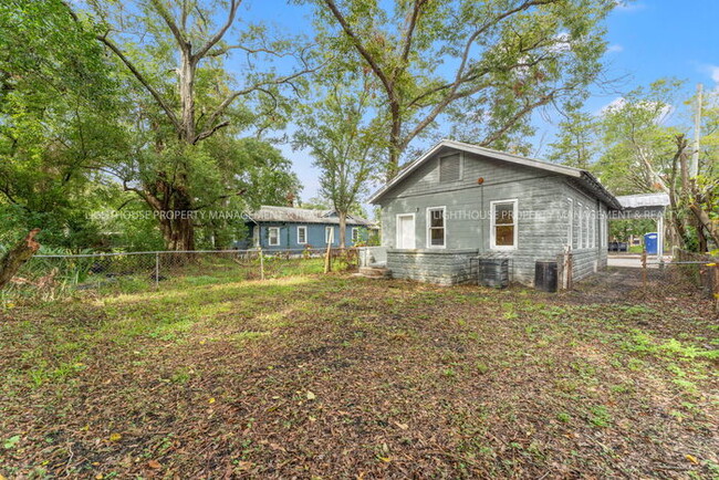 Building Photo - Renovated 3 Bed/1 Bath Home with Fenced Yard!