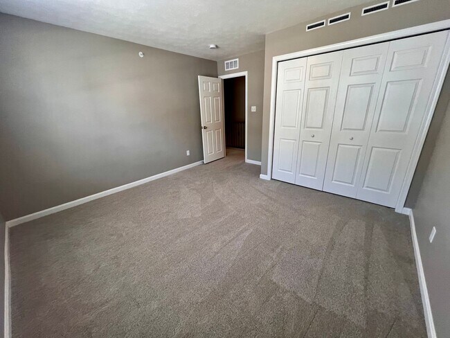 Building Photo - 2105 Canterbury Dr