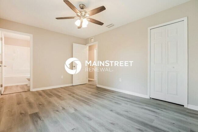 Building Photo - 3 Bedroom Pet-Friendly Home in north port,...