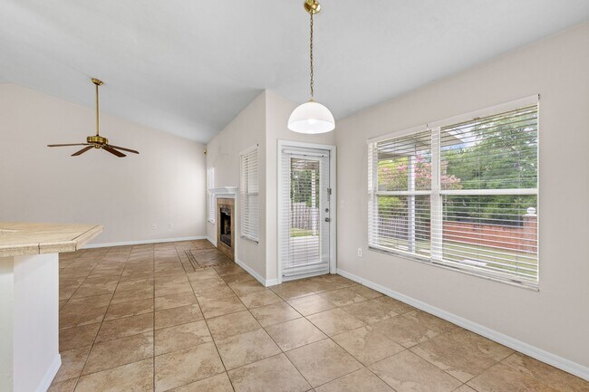 Building Photo - 3 Bedroom, 2 Bath Home in Broadmoor