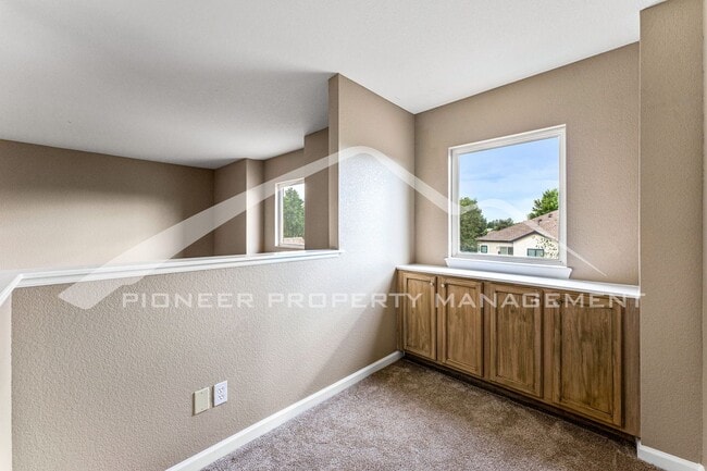 Building Photo - Spacious Townhouse with Washer/Dryer and Central AC