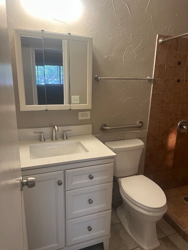 Building Photo - Spacious 3 bedroom 2 bathroom ranch.