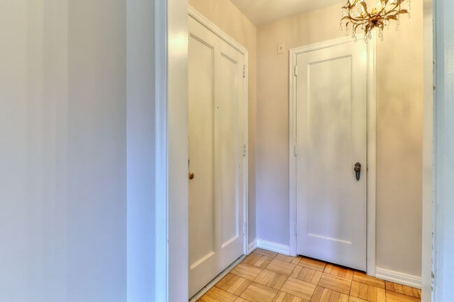 Building Photo - 2 bedroom, 1 bath condo close to Blair Par...