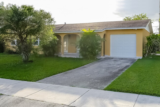 Primary Photo - 3800 SW 124th Ct