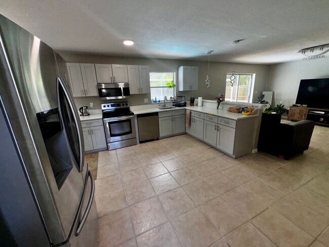 Building Photo - 4 Bedroom 3 Bath Winward Cay Kissimmee Poo...