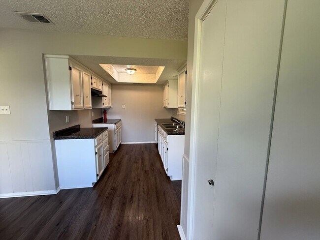 Building Photo - 32 Del Tara Dr
