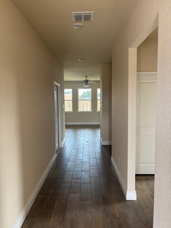 Building Photo - 105 Troubadour Ln