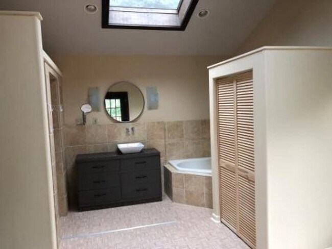 Building Photo - This gem is situated and Lovely 3BE/2BA on a quiet street in Warner Park