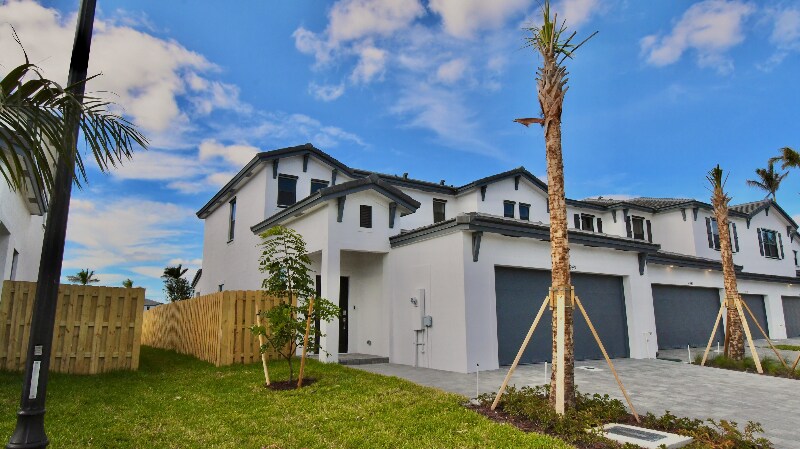 Building Photo - 4949 Peacock Wy