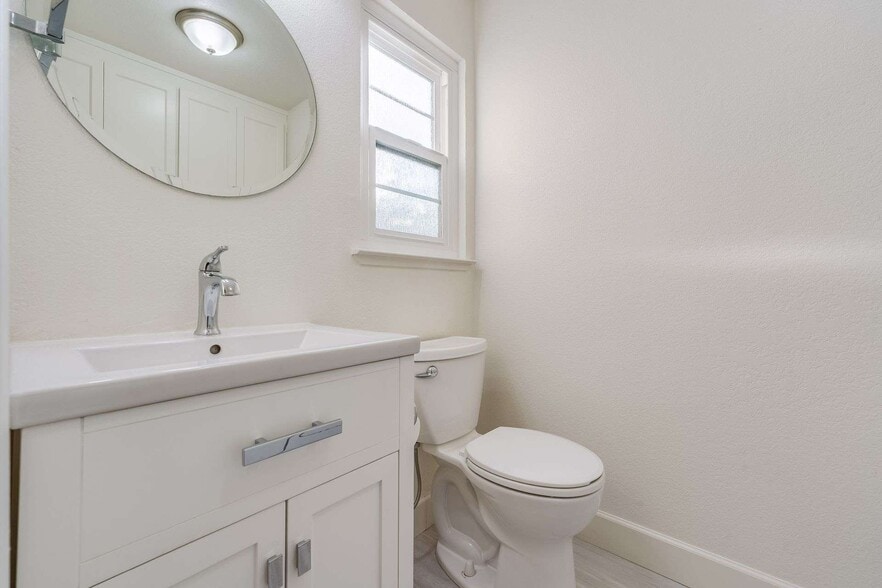 1/2 Ba/Laundry - 1122 Brewster Ave