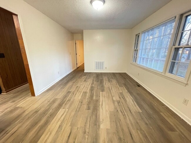 Building Photo - Fantastic location near downtown Pittsboro...
