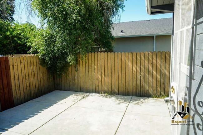 Building Photo - 697 Santiago Ave