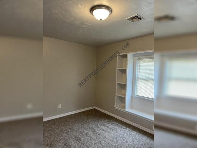 Building Photo - 2000 Lanesboro Dr