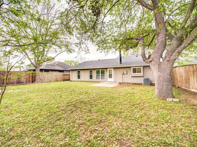Building Photo - 7114 Buchanan Dr