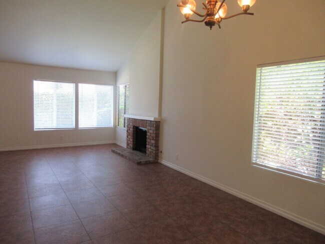 Building Photo - Beautiful updated 1-story home in Northridge